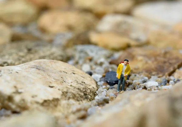 Miniatur-Rucksack Reisende Wandern Rock, Reisekonzept — Stockfoto