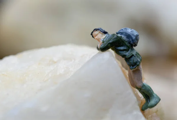 Miniatur-Rucksack Reisende Wandern Rock, Reisekonzept — Stockfoto