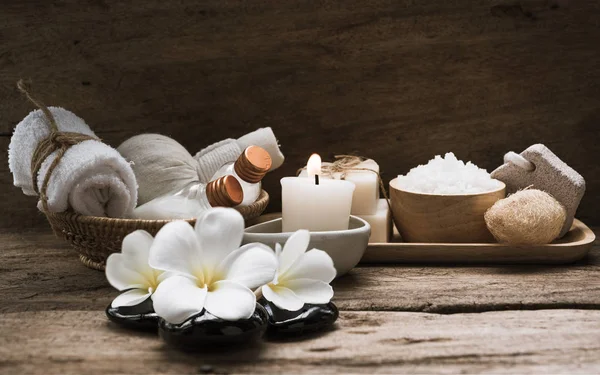 Spa e produtos de aromaterapia em fundo de madeira, efeito retro — Fotografia de Stock