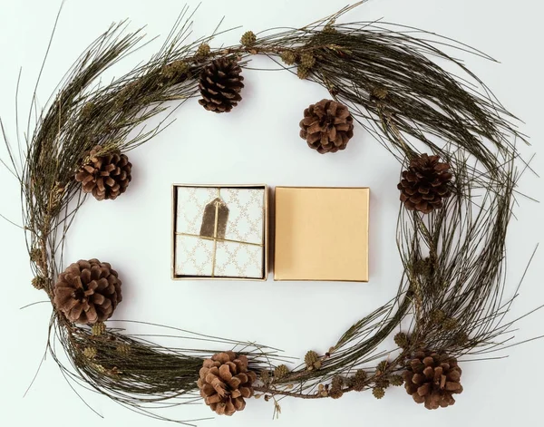 Noel ornamate altın hediye kutuları kümesi ve çam kozalakları taze gr — Stok fotoğraf
