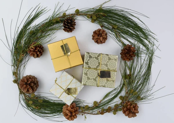 Noel ornamate altın hediye kutuları kümesi ve çam kozalakları taze gr — Stok fotoğraf
