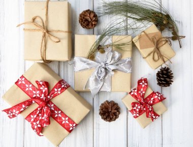 Kahverengi Noel hediye kutuları üzerine beyaz kırmızı kurdele ile sarılmış ayarla