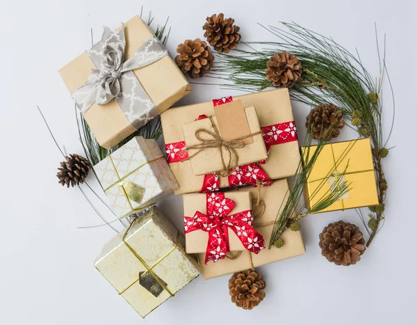 Boże Narodzenie ornamate brązowy pudełeczka i sosna szyszki fres z bliska — Zdjęcie stockowe