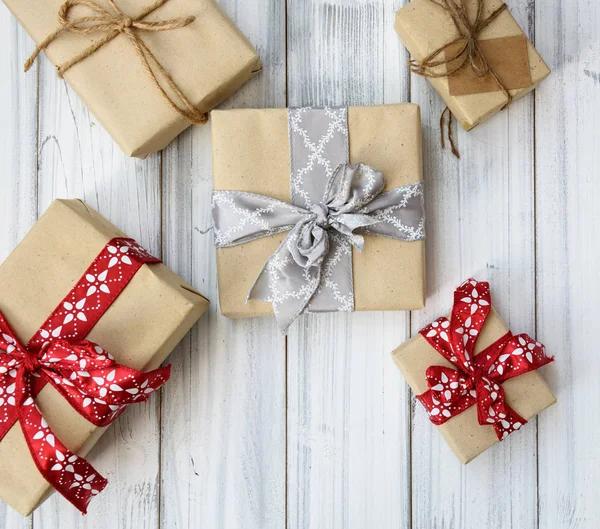 Natal caixas de presente marrom conjunto envolto com fita vermelha no branco — Fotografia de Stock