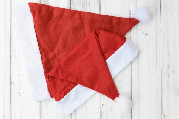 Jultomten Christmas Röd hatt på vit trä bakgrund, platt la — Stockfoto