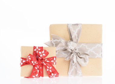 Noel hediye kutuları üzerinde beyaz b izole kırmızı kurdele ile sarılmış