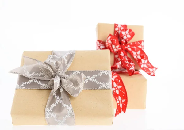 Boże Narodzenie pudełka zapakowane z czerwoną wstążką na białym tle na b biały — Zdjęcie stockowe