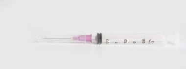 Beyaz arkaplanda yeni şırınga