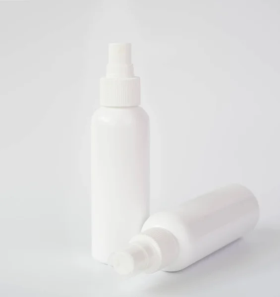 白い背景にコロナウイルスから保護するために手の衛生のための消毒剤または液体石鹸の白いボトル — ストック写真