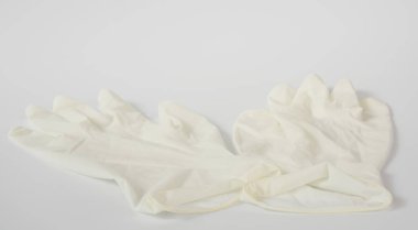 Sterilize edilmiş lateks doktor eldivenleri beyaz arka planda