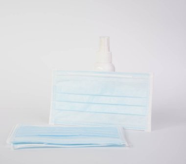 Tıbbi maskeli Coronavirus önleme, el dezenfektanı, beyaz arka planda alkol jeli