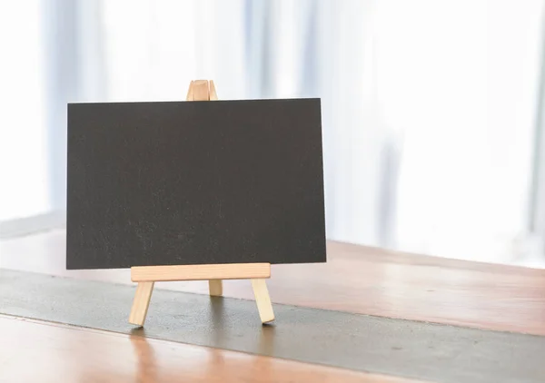 Tablero Negro Blanco Sobre Escritorio Madera Habitación Blanca —  Fotos de Stock