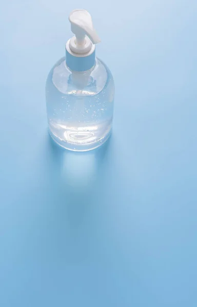 Weiße Händedesinfektionsflasche Alkohol Gel Antibakteriellen Schutz Coronavirus Grippe Auf Blauem — Stockfoto