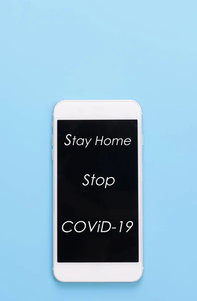 Bleiben Sie Hause Wörter Auf Mobiltelefon Über Blauem Hintergrund — Stockfoto