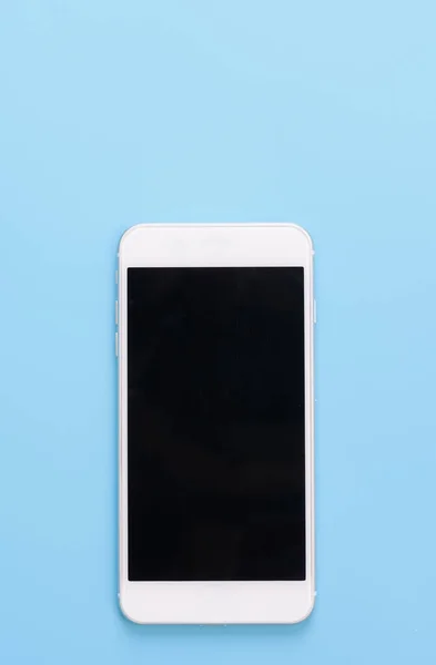 蓝色背景的现代手机 顶视图 — 图库照片