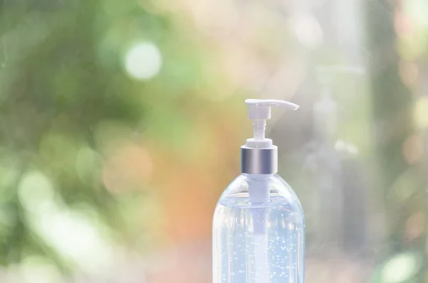 Beyaz Dezenfektanı Hijyeni Için Sıvı Sabun Yeşil Bulanık Arkaplan Üzerindeki — Stok fotoğraf