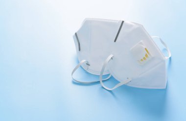 Mavi arka planda ayarlanmış Corona Cirus 'tan mikrop koruması takmak için cerrahi maskeler.