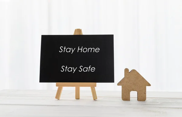 Stay Home Stay Ikona Bezpiecznego Domu Czarną Tablicą Białym Drewnie — Zdjęcie stockowe