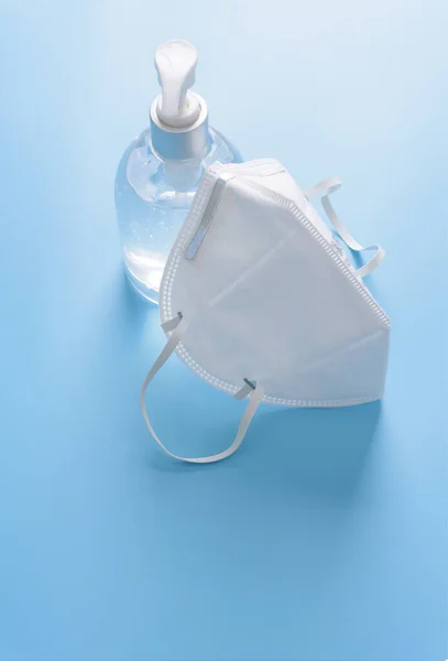 Fehér Maszk Csíravédelmi Gél Alkohol Vagy Kézfertőtlenítő Spray Palack Viselésére — Stock Fotó