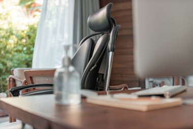 Ev aletleri hijyeninde bilgisayar ve el dezenfektanı ile Coronavirüs salgınından ya da Covid-19   