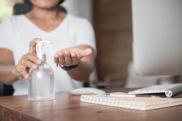 Händewaschen Von Frauen Mit Desinfektionsgel Zur Vorbeugung Der Coronavirus Krankheit — Stockfoto