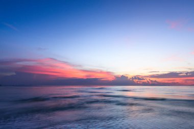 Panoramik dramatik günbatımı gökyüzü ve alacakaranlıkta tropikal deniz