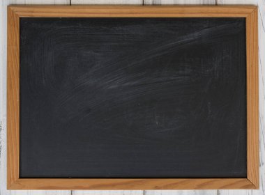 Beyaz ahşap arka planda siyah tebeşir tahtası, üst görünüm