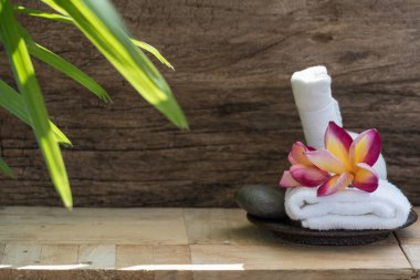 Plumeria çiçeği ve masaj topu aromaterapi ürünleri ahşap arka planda, durgun yaşam