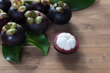 Tahta masanın üstünde taze Mangosteen meyveleri, Tayland 'da meyve kraliçesi.