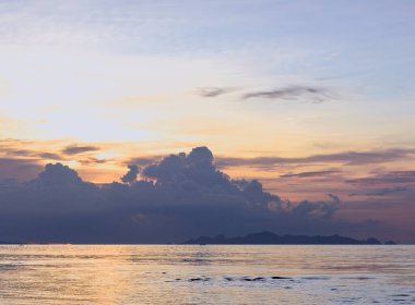 Günbatımı dramatik renkli tropikal deniz gökyüzü ve büyük bulut arkaplanı