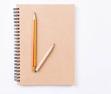 Düz konum, boş defter ve kalem beyaz arkaplanda izole