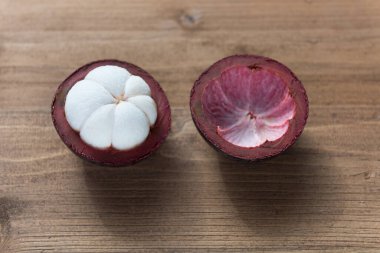 Tahta masada taze Mangosteen meyvesi Tayland 'da meyve kraliçesi, soğuk meyve