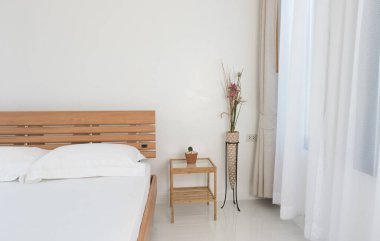 Beyaz yatak odasının iç dekorunu kaktüs saksısıyla kapatın.