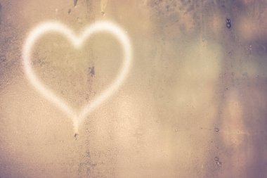 Yağmur damlası pencere arkaplanına kalp simgesi çizildi