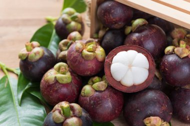 Tahta masanın üstünde taze Mangosteen meyveleri, Tayland 'da meyve kraliçesi.
