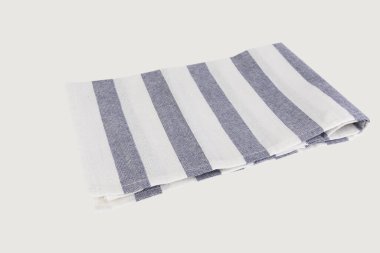 Mavi ve beyaz çizgili kumaş. Kırpma yolu beyaz üzerine izole edilmiş.