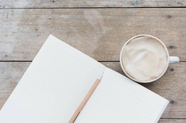 Kahve fincanı, defter ve kalem grunge ahşap arka plan, en iyi görüntü.
