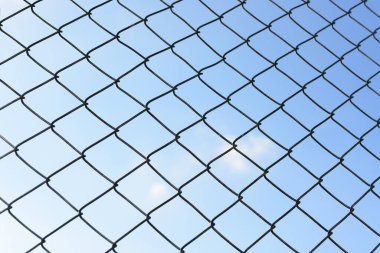 Mavi gökyüzü beyaz bulutlu metal tel çit