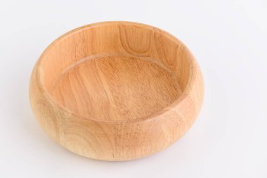 Beyaz arka planda kahverengi ahşap kase