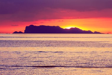 Dramatik tropikal deniz gökyüzü ve bulut arkaplanı ile güzel gün batımı