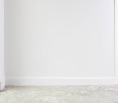 Çimento tavan arası zeminli boş beyaz oda
