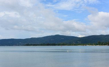 Mavi gökyüzü arka planlı yaz deniz manzarası