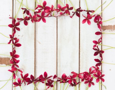 Rangoon sürüngeni ya da Quisqualis indica çiçeğini tahta arkaplanda metin için kopyalama alanı ile kapat