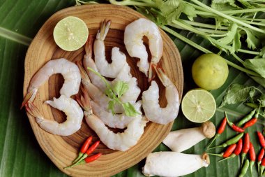 Sağlıklı renkte, Kral istiridye mantarı, domates, limon, acı biber ve kereviz taze muz yaprağı arka planında, düz dizayn