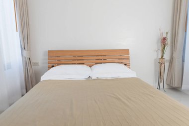 İç tasarım modern yatak odası, güzel beyaz ve bej perdeli arka plan, kapat.