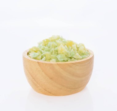 Beyaz arka planda izole edilmiş ahşap kasede yeşil spa tuzu