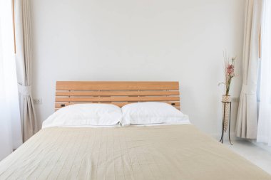 İç tasarım modern yatak odası, güzel beyaz ve bej perdeli arka plan, kapat.