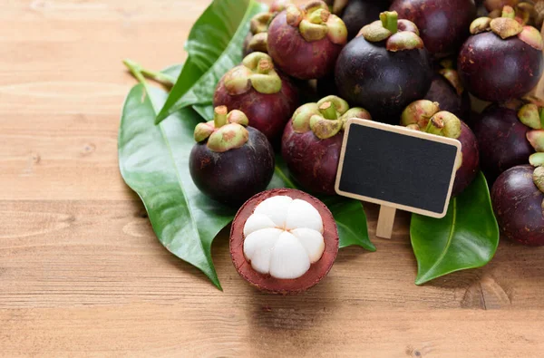 在泰国 新鲜的曼戈斯坦水果放在木桌上 上面有黑板 是水果皇后用的 — 图库照片