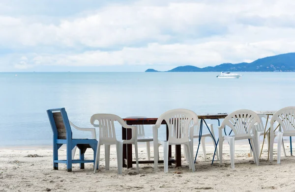 Tavolo Sedia Legno Sabbia Bianca Mare Azzurro Nelle Giornate Sole — Foto Stock