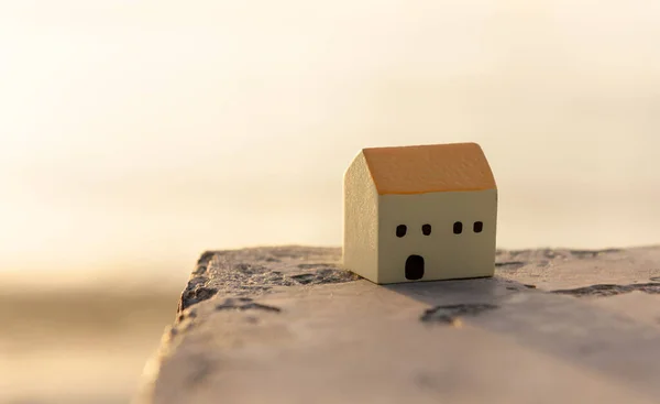 自然のぼやけた背景を持つグランジフロアの小さな家 — ストック写真
